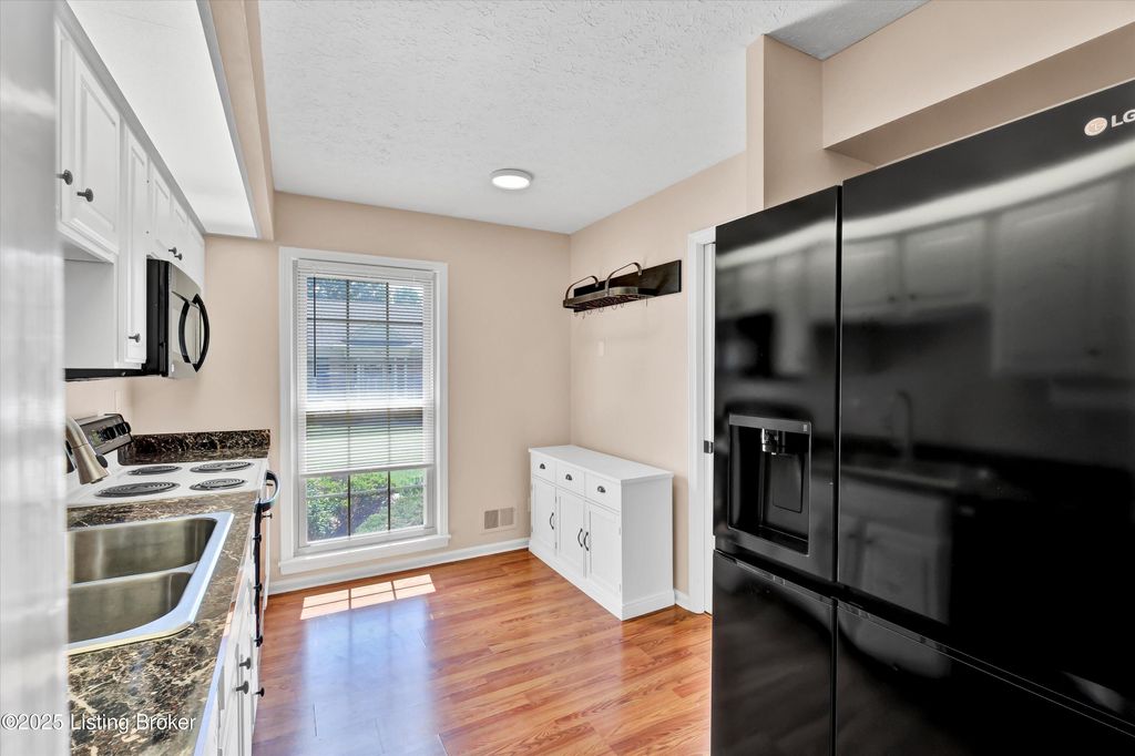 Photo of 1921 Manor House Dr, Louisville, KY 40220 (MLS # 1697002)