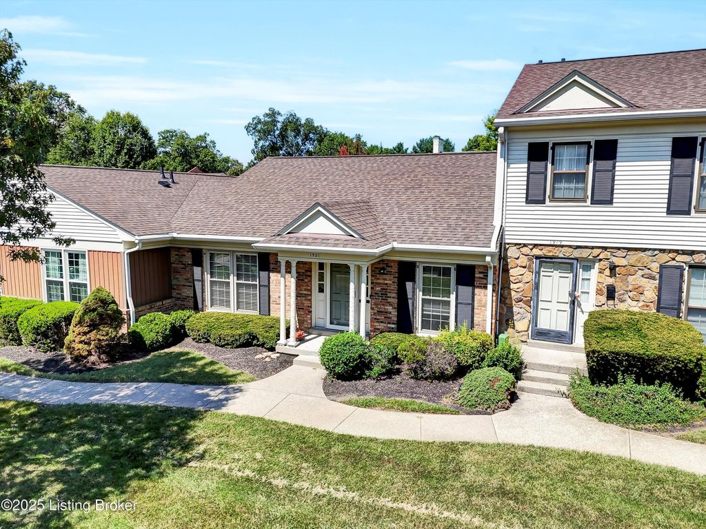 Photo of 1921 Manor House Dr, Louisville, KY 40220 (MLS # 1697002)