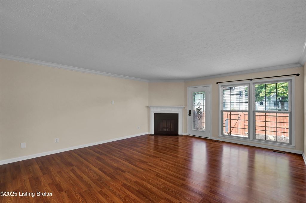 Photo of 1921 Manor House Dr, Louisville, KY 40220 (MLS # 1697002)