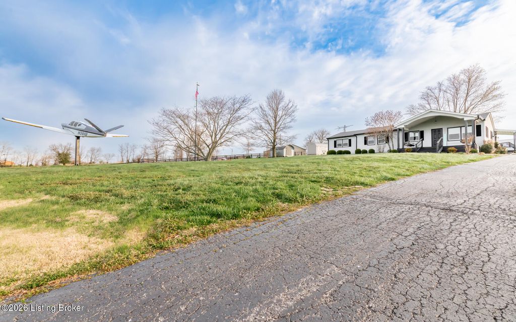 Photo of 122 Airport Ln, Springfield, KY 40069 (MLS # 1711986)