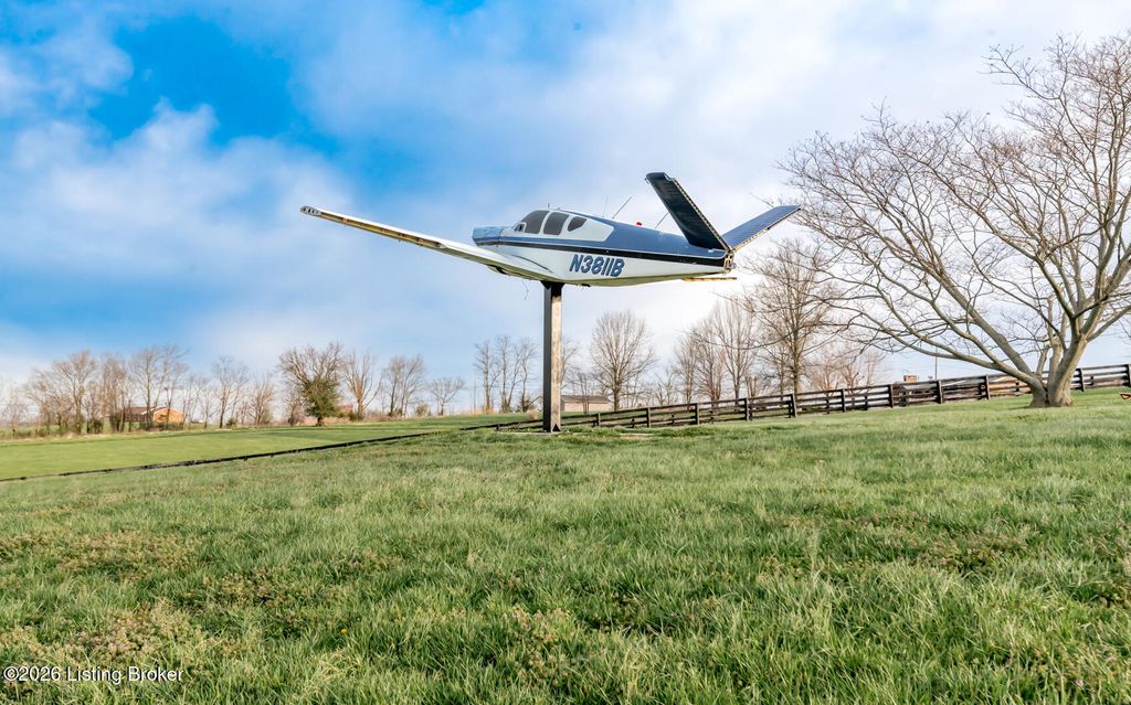 Photo of 122 Airport Ln, Springfield, KY 40069 (MLS # 1711986)