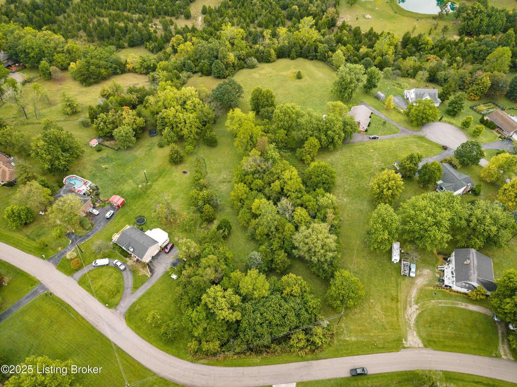 Photo of 1907 Foxboro Rd, La Grange, KY 40031 (MLS # 1699236)