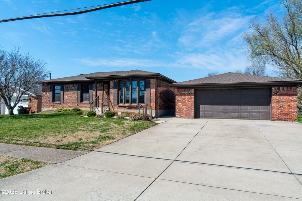 Photo of 6512 Cady Dr, Louisville, KY 40258 (MLS # 1712029)