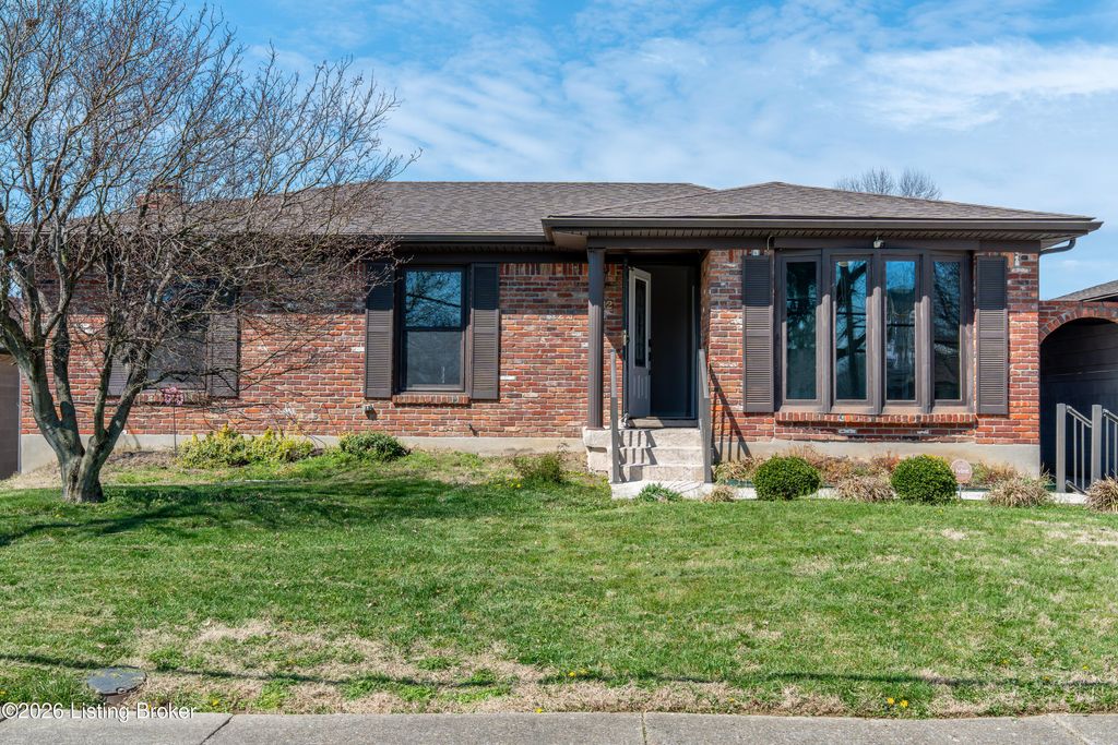 Photo of 6512 Cady Dr, Louisville, KY 40258 (MLS # 1712029)