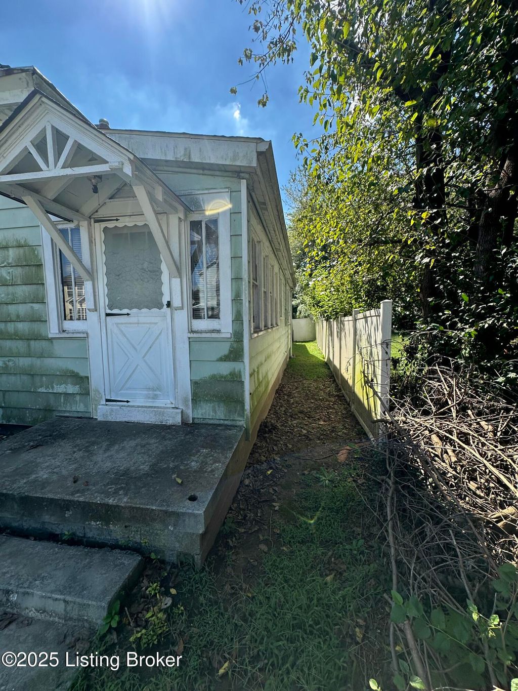 Photo of 2306 Bolling Ave, Louisville, KY 40210 (MLS # 1714138)