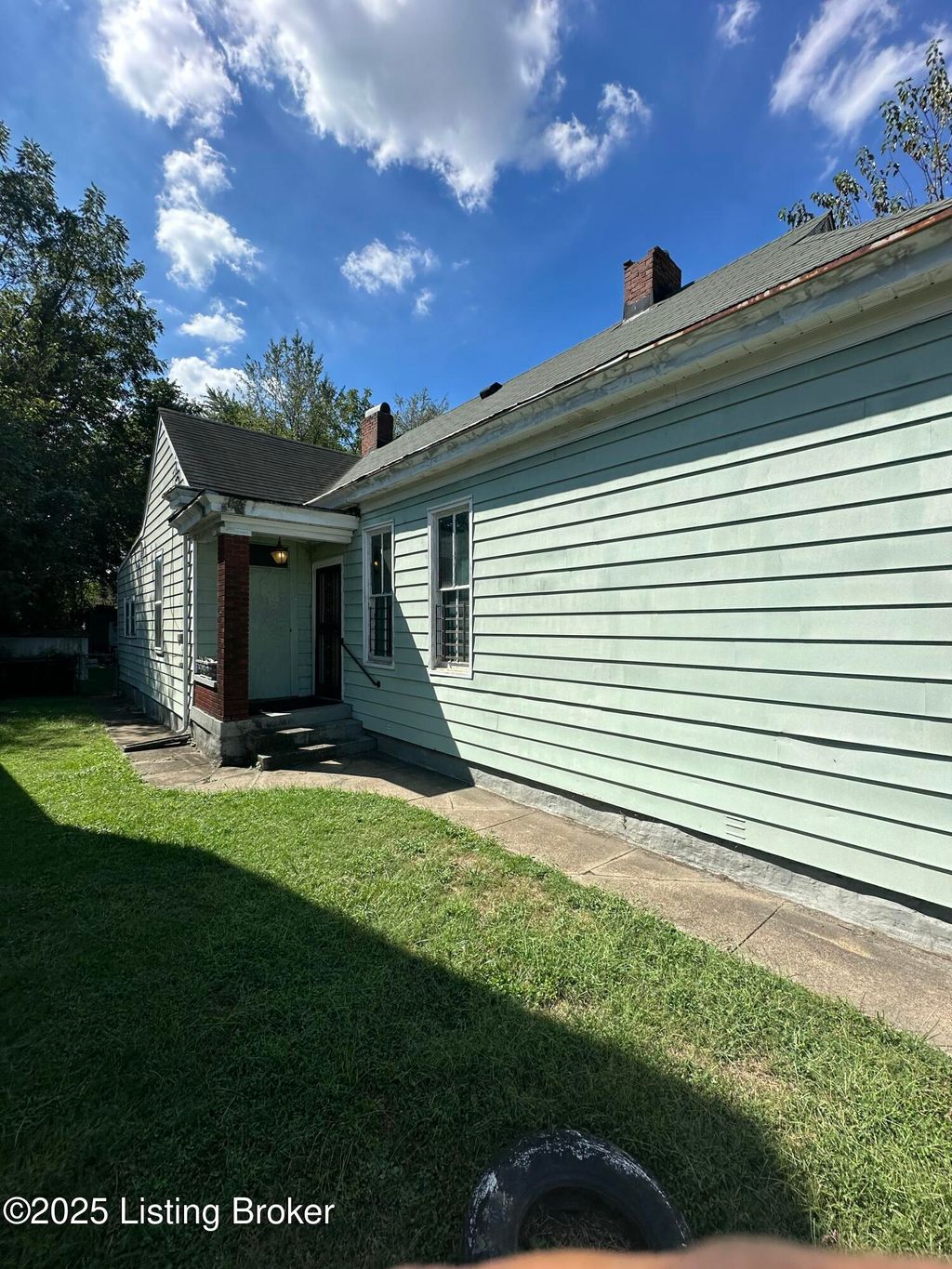 Photo of 2306 Bolling Ave, Louisville, KY 40210 (MLS # 1714138)