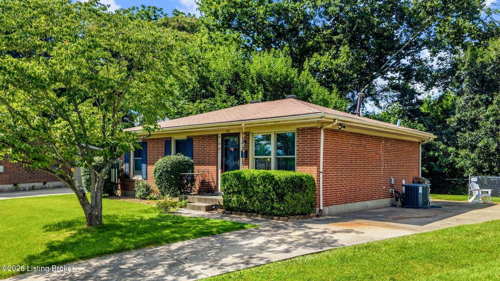 Photo of 4011 Cutlass Ct, Louisville, KY 40229 (MLS # 1724646)