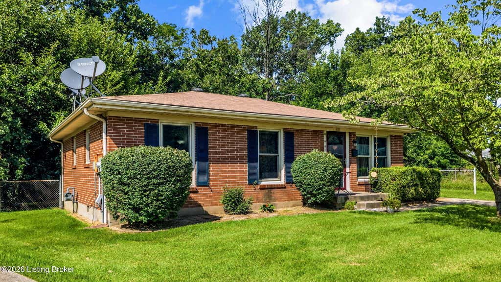 Photo of 4011 Cutlass Ct, Louisville, KY 40229 (MLS # 1724646)