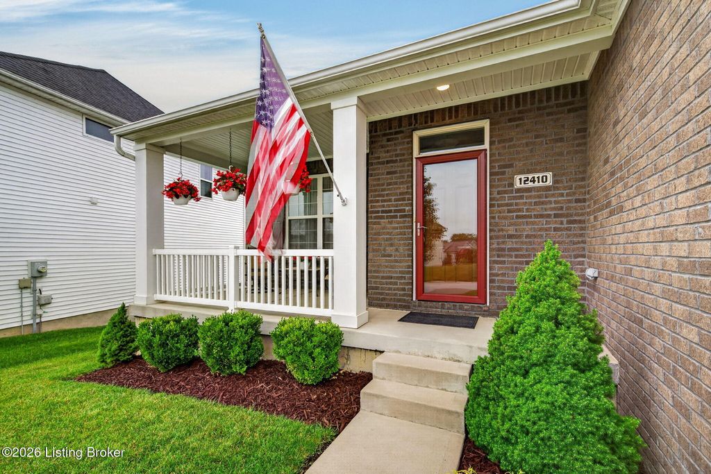 Photo of 12410 Commons Lake Ct, Louisville, KY 40299 (MLS # 1718303)