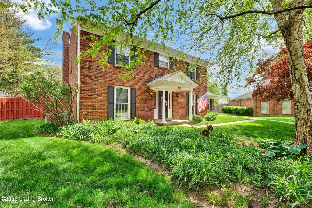 Photo of 1803 Grantham Ct, Louisville, KY 40222 (MLS # 1715668)