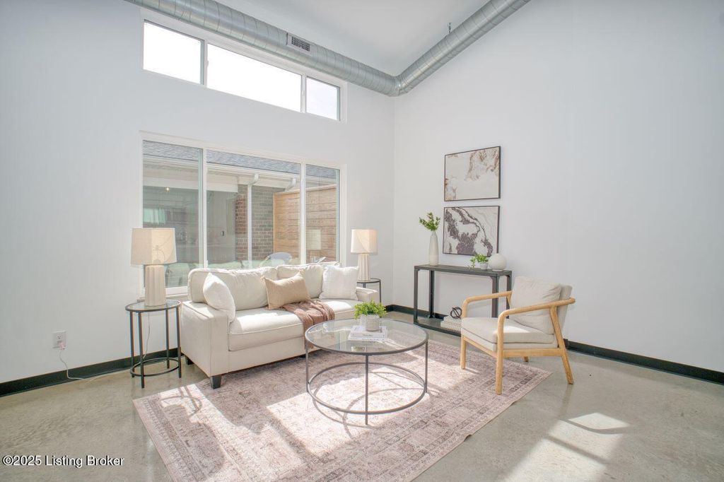 Photo of 606 Burnett Farm Ln, Louisville, KY 40243 (MLS # 1704541)