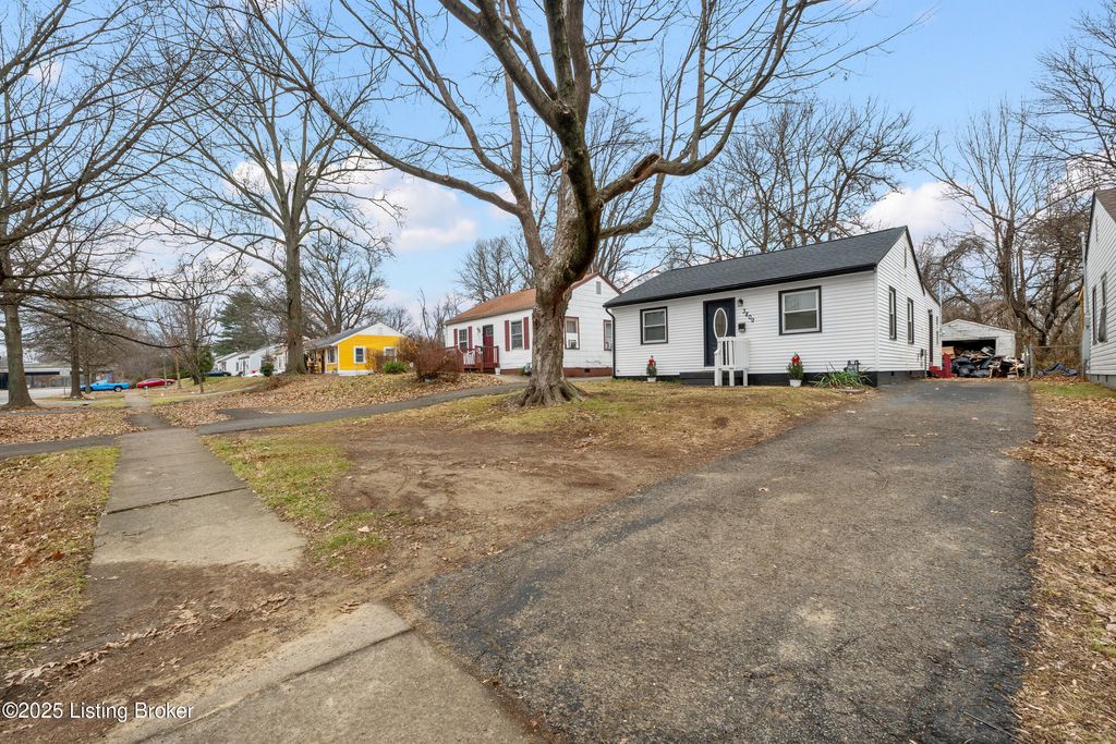 Photo of 3809 Algonquin Pkwy, Louisville, KY 40211 (MLS # 1705732)