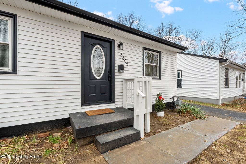 Photo of 3809 Algonquin Pkwy, Louisville, KY 40211 (MLS # 1705732)