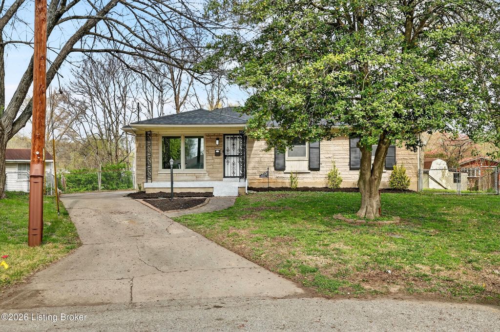 Photo of 4002 Dover Ct, Louisville, KY 40216 (MLS # 1713025)