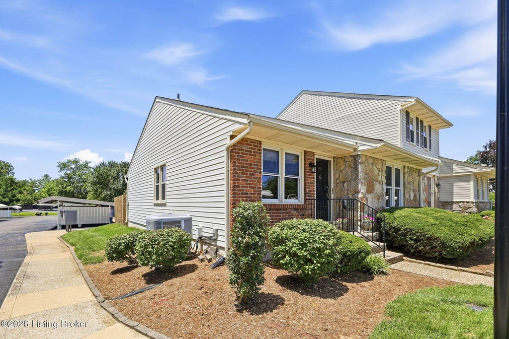 Photo of 910 Dana Marie Dr, Louisville, KY 40223 (MLS # 1721575)