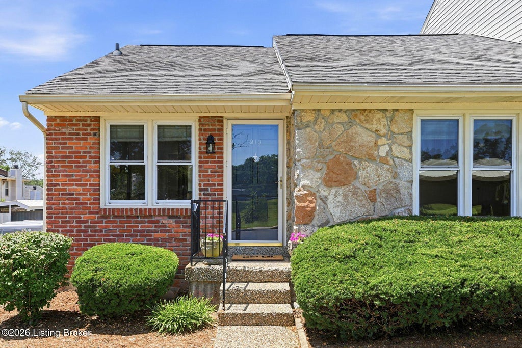 Photo of 910 Dana Marie Dr, Louisville, KY 40223 (MLS # 1721575)