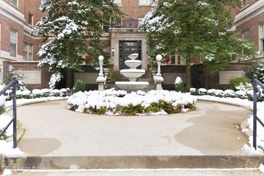 Photo of 1412 Willow Ave #APT 63, Louisville, KY 40204 (MLS # 1705177)