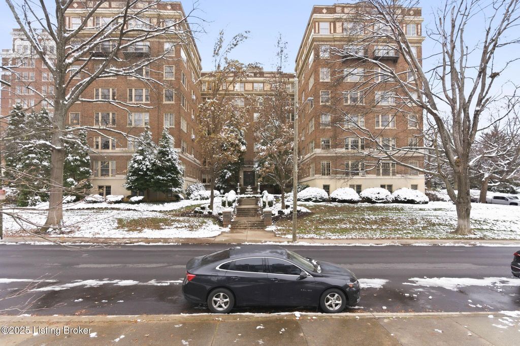 Photo of 1412 Willow Ave #APT 63, Louisville, KY 40204 (MLS # 1705177)