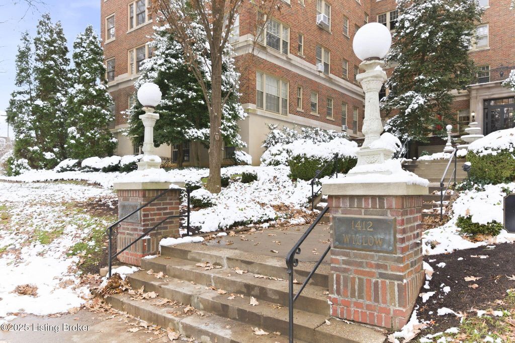 Photo of 1412 Willow Ave #APT 63, Louisville, KY 40204 (MLS # 1705177)