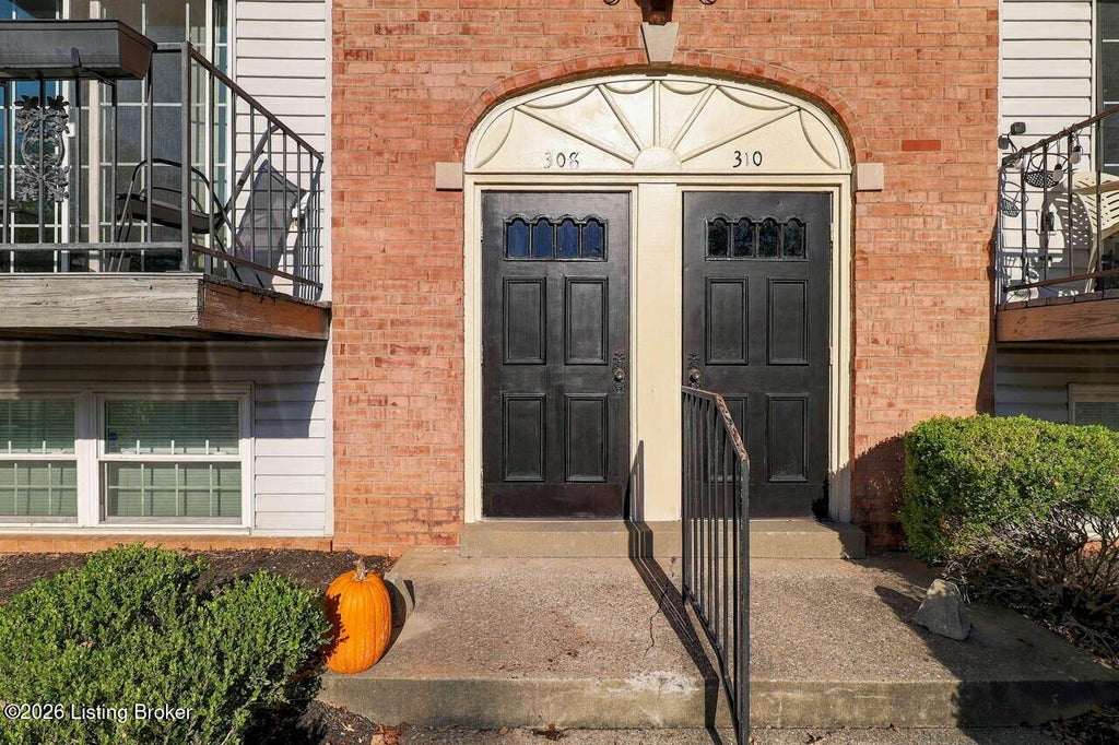Photo of 308 Chanel Ct #APT 2, Louisville, KY 40218 (MLS # 1732572)