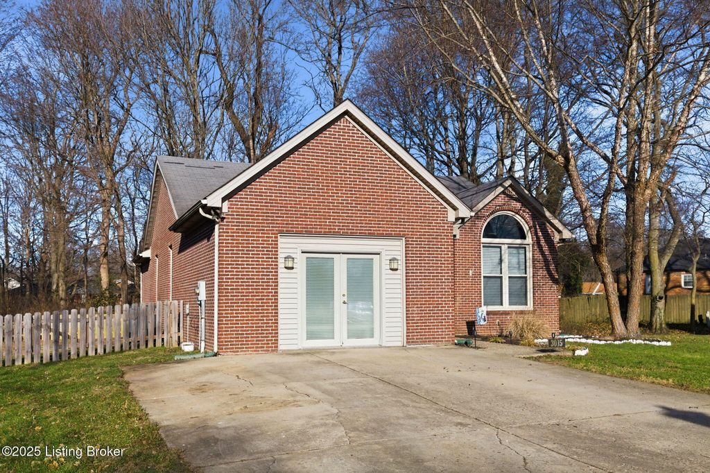 Photo of 3015 Twilight Ave, Shelbyville, KY 40065 (MLS # 1705904)