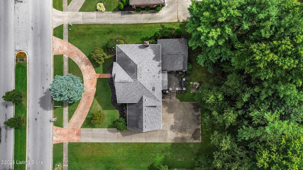 Photo of 9104 Linn Station Rd, Louisville, KY 40222 (MLS # 1713333)