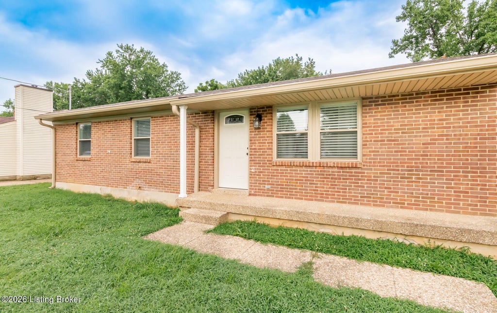 Photo of 12420 Somerset Dr, Louisville, KY 40229 (MLS # 1724184)