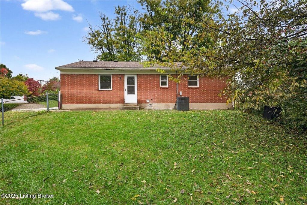 Photo of 5704 Toebbe Ln, Louisville, KY 40229 (MLS # 1711684)