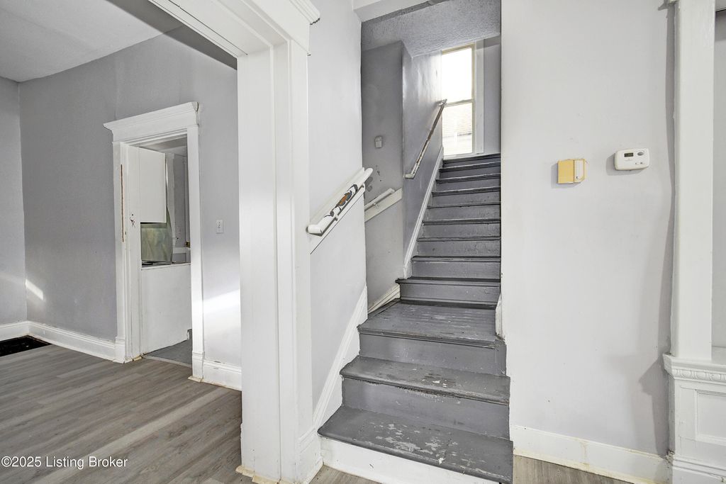 Photo of 646 S 35th St, Louisville, KY 40211 (MLS # 1705753)