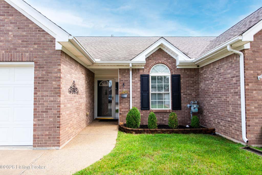 Photo of 12500 Spring Falls Ct, Louisville, KY 40229 (MLS # 1726500)