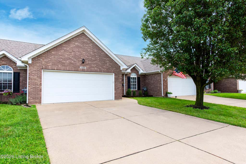 Photo of 12500 Spring Falls Ct, Louisville, KY 40229 (MLS # 1726500)