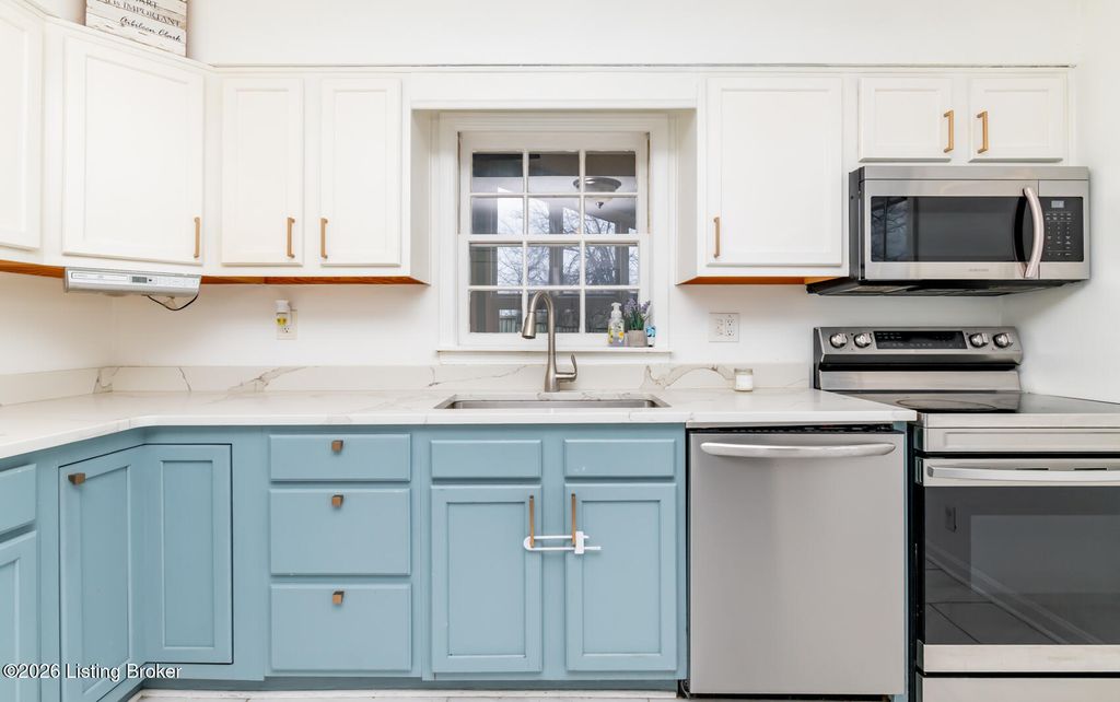 Photo of 4019 Blossomwood Dr, Louisville, KY 40220 (MLS # 1706573)