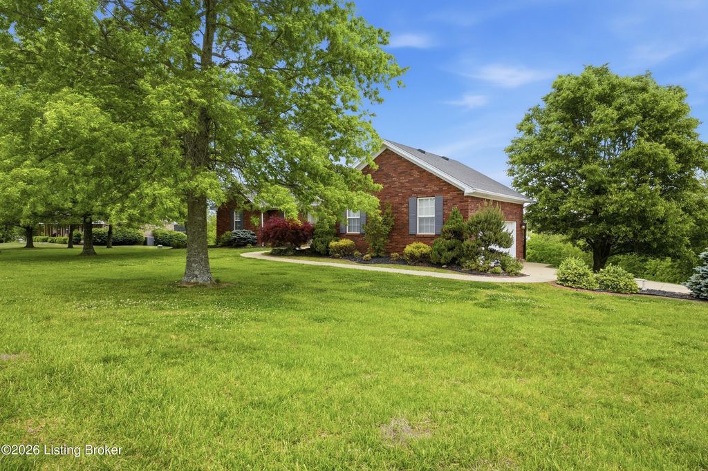 Photo of 372 Oakridge Dr, Taylorsville, KY 40071 (MLS # 1715913)