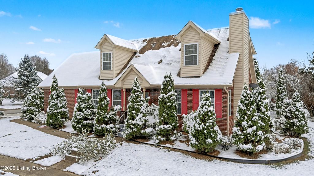 Photo of 7900 Ridgehurst Pl, Louisville, KY 40299 (MLS # 1704765)