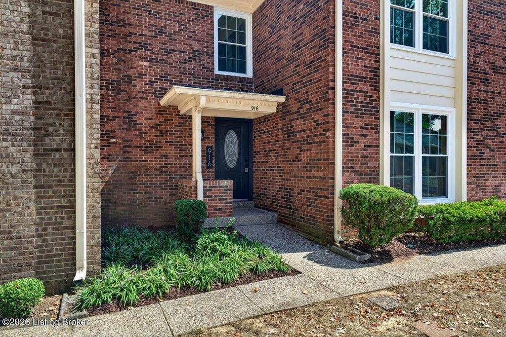 Photo of 916 Burning Springs Cir, Louisville, KY 40223 (MLS # 1728306)