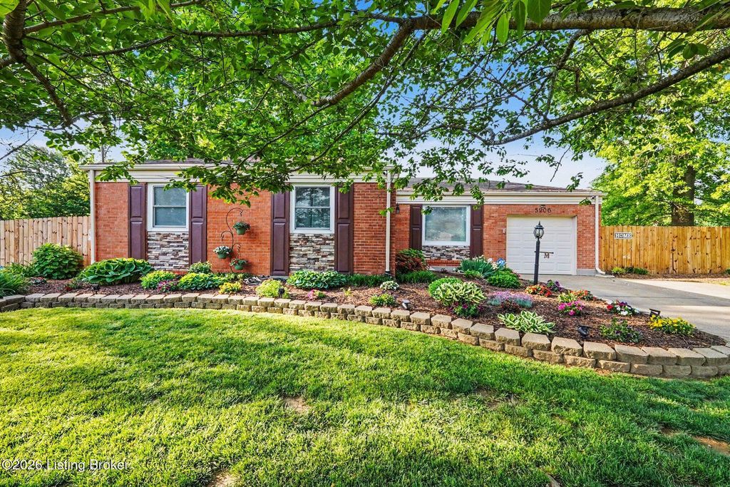 Photo of 5206 Constance Dr, Louisville, KY 40272 (MLS # 1715625)