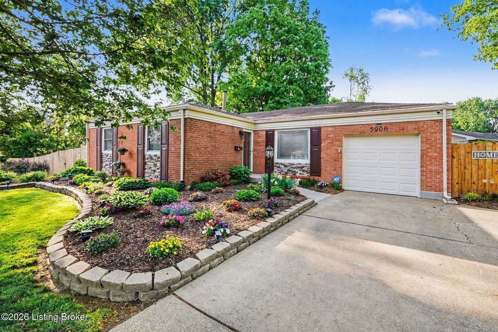 Photo of 5206 Constance Dr, Louisville, KY 40272 (MLS # 1715625)