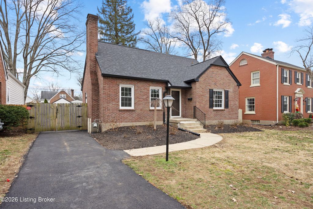 Photo of 3602 Saint Germaine Ct, Louisville, KY 40207 (MLS # 1706083)