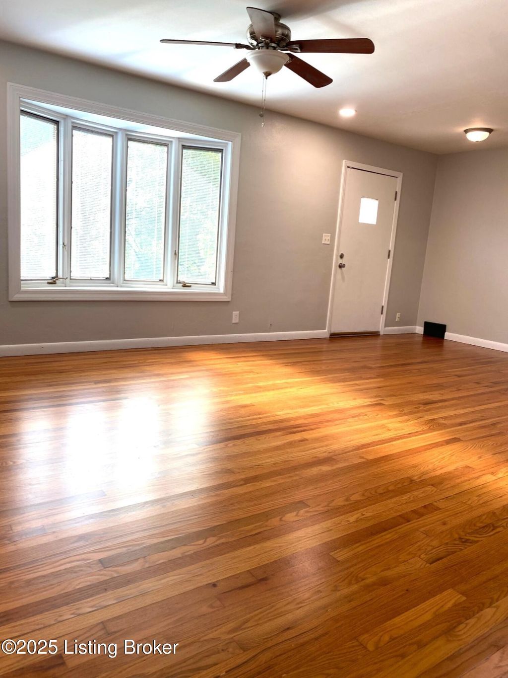 Photo of 1109 Farman Ct, Louisville, KY 40219 (MLS # 1702351)