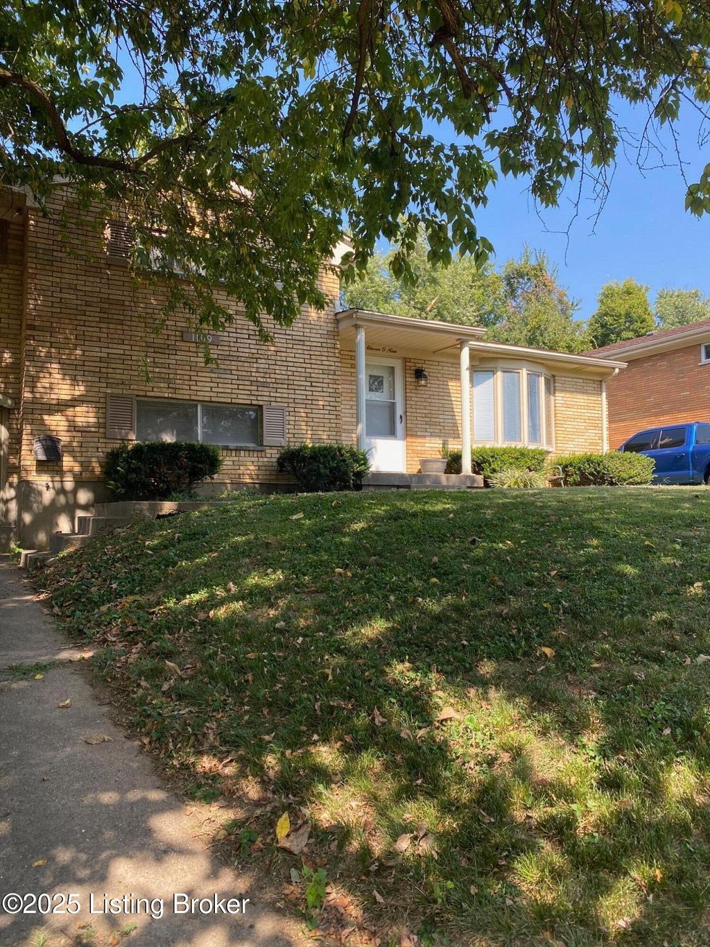 Photo of 1109 Farman Ct, Louisville, KY 40219 (MLS # 1702351)