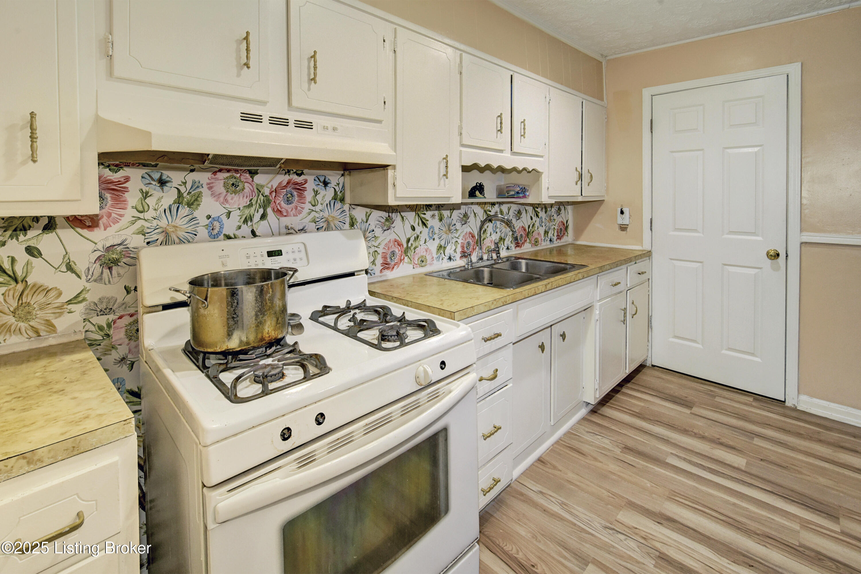 7008 Dunkirk Ln, Louisville, Pennsylvania image 8