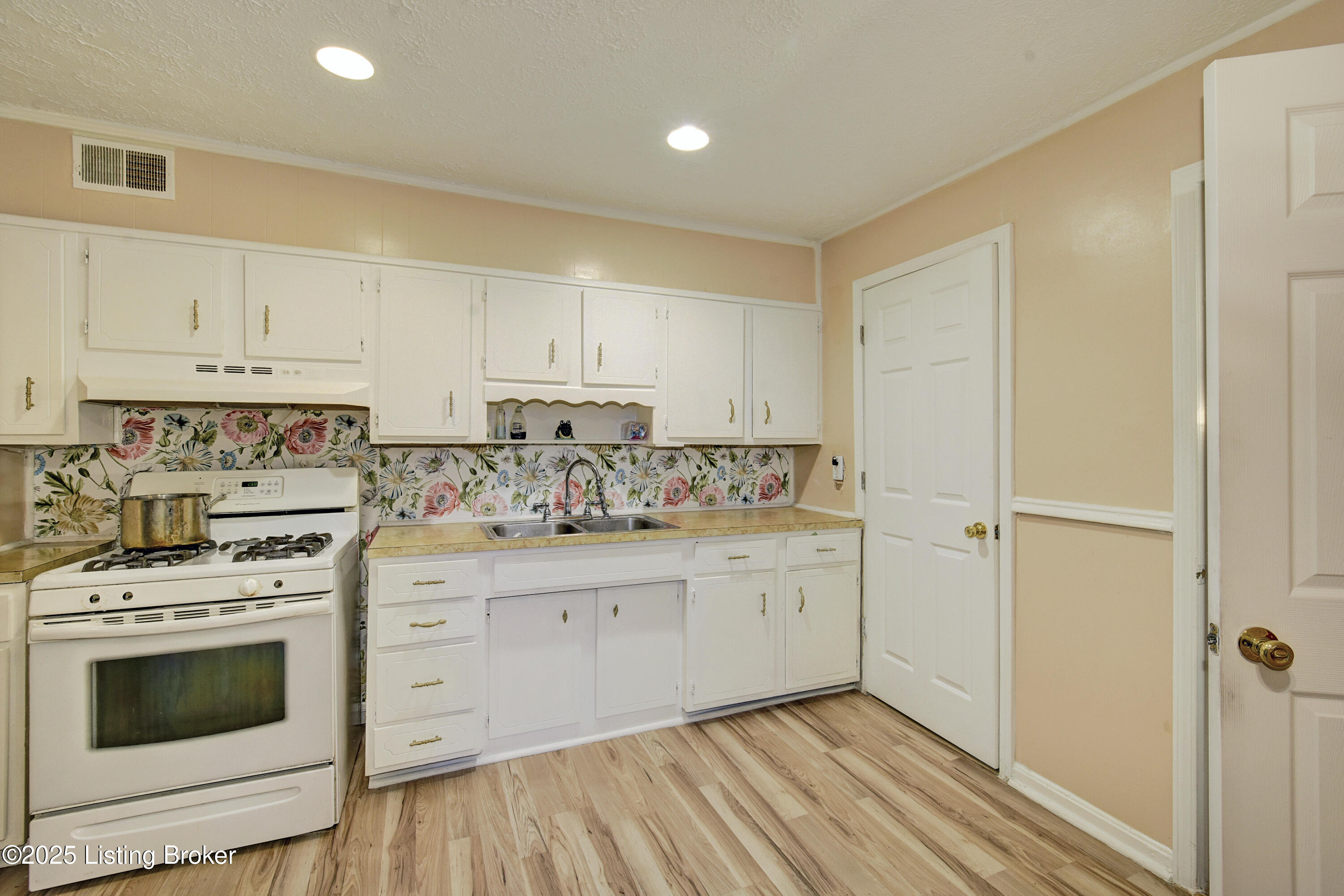 7008 Dunkirk Ln, Louisville, Pennsylvania image 9