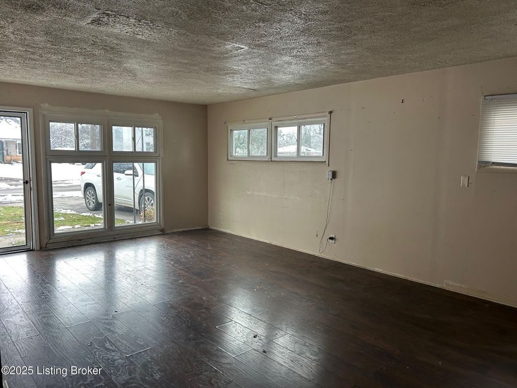 Photo of 2907 Garey Ln, Louisville, KY 40216 (MLS # 1704963)