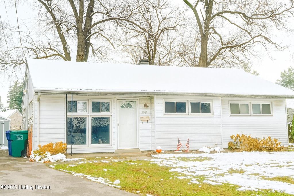 Photo of 2907 Garey Ln, Louisville, KY 40216 (MLS # 1704963)