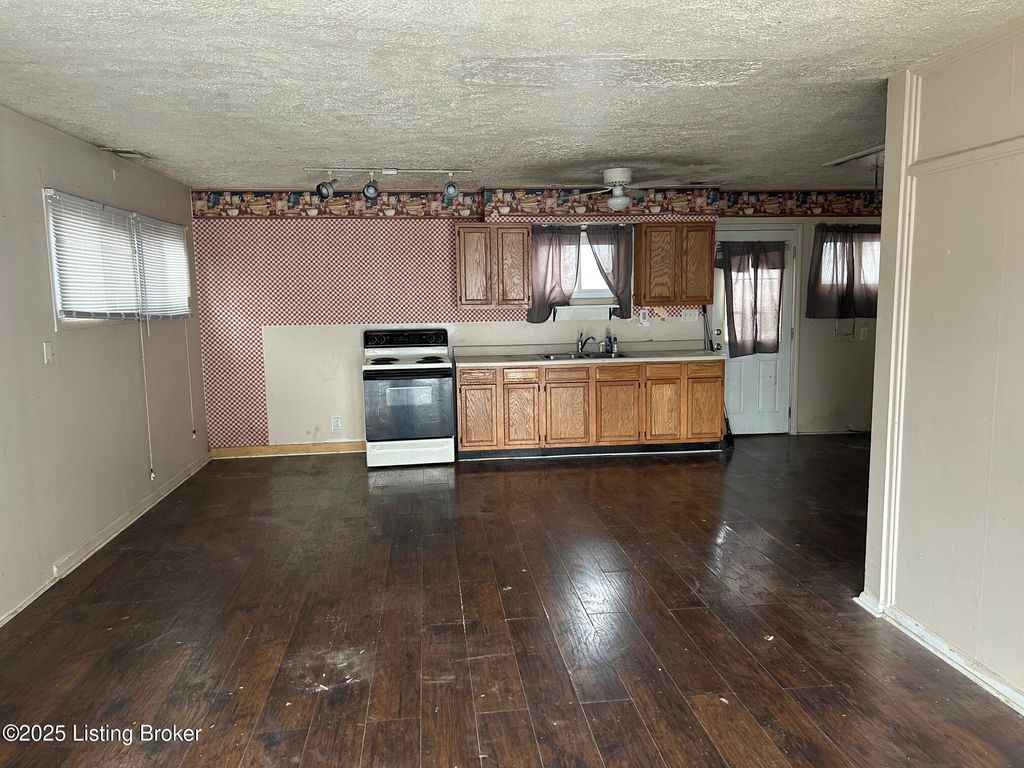 Photo of 2907 Garey Ln, Louisville, KY 40216 (MLS # 1704963)