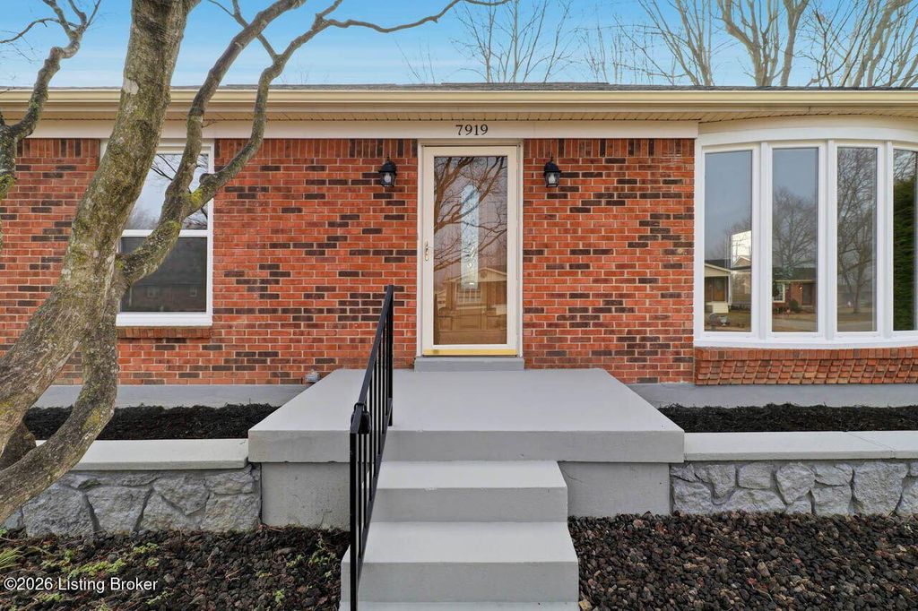 Photo of 7919 Nottoway Cir, Louisville, KY 40214 (MLS # 1709291)