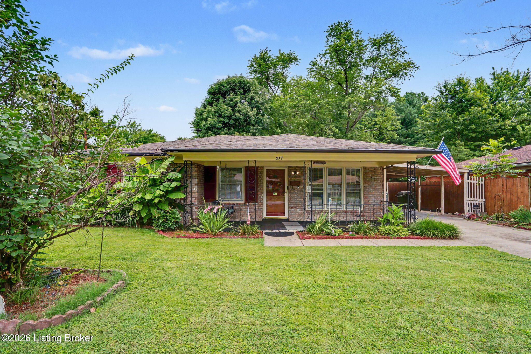 Photo 1 of 40 — 217 Mackie Ln, Louisville, KY 40214