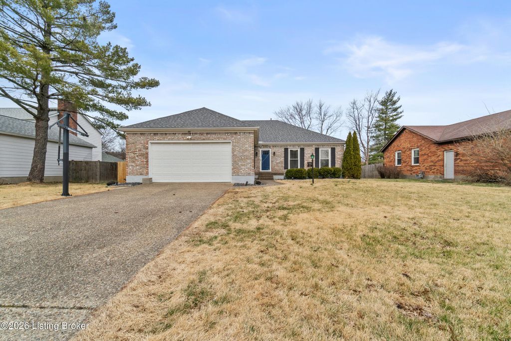 Photo of 307 Chippendale Ct, Louisville, KY 40214 (MLS # 1710050)