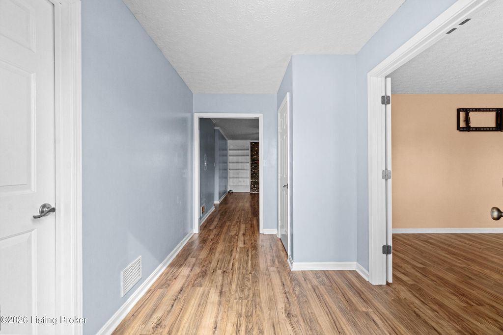 Photo of 307 Chippendale Ct, Louisville, KY 40214 (MLS # 1710050)