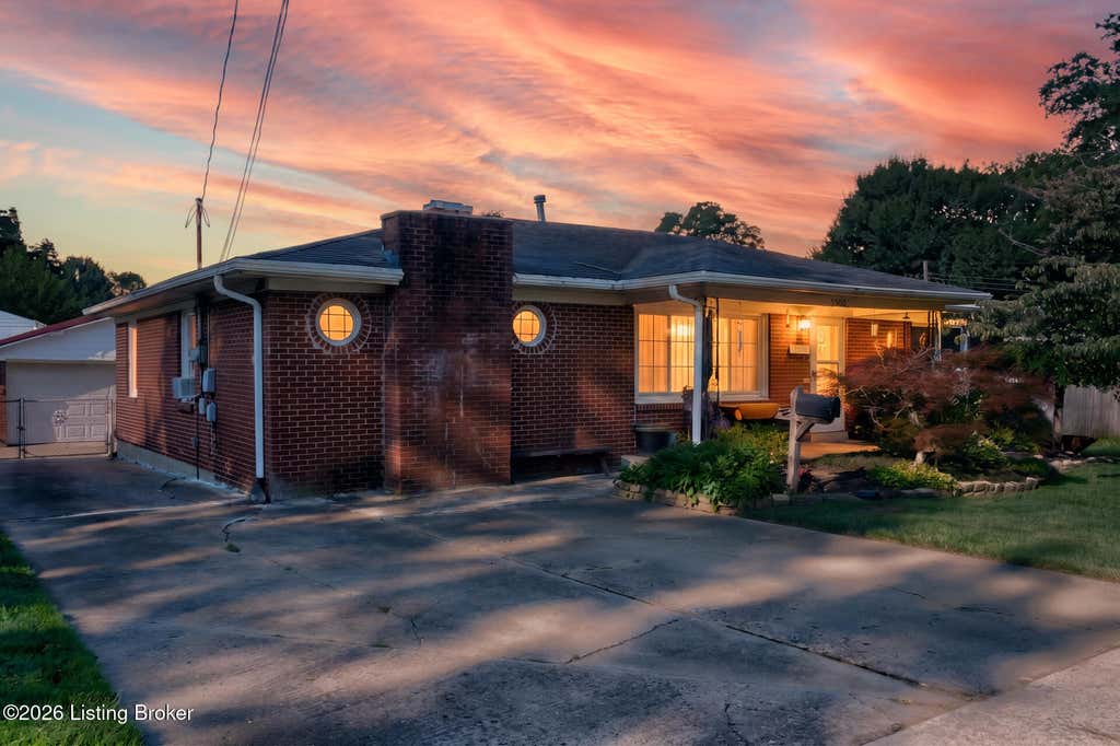 Photo of 5502 Deering Heights Dr, Louisville, KY 40272 (MLS # 1724953)